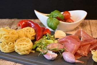 Zapečena tjestenina s povrćem i kuhanom šunkom